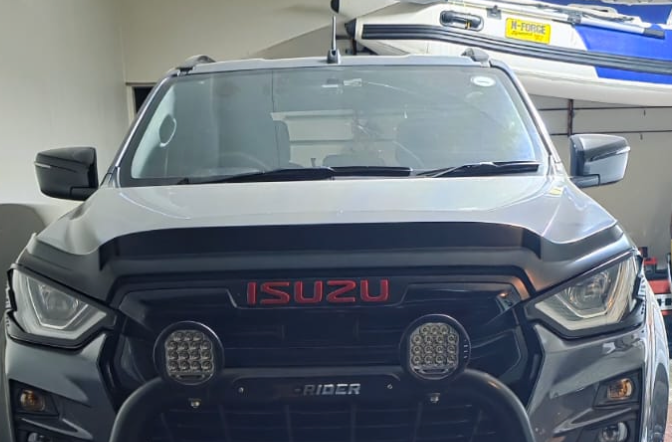 Isuzu DMAX (2020+) Bonnet Guard Stick On Matt Black