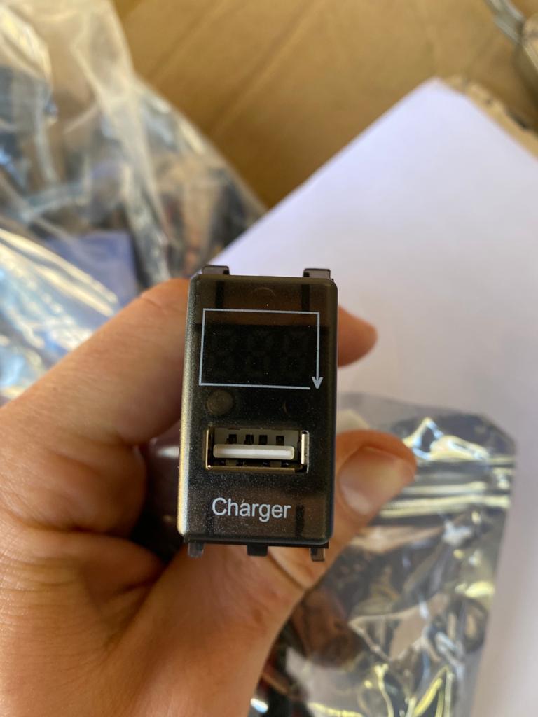 Toyota USB 2.1A with voltmeter, 40 x 20mm, blue LED